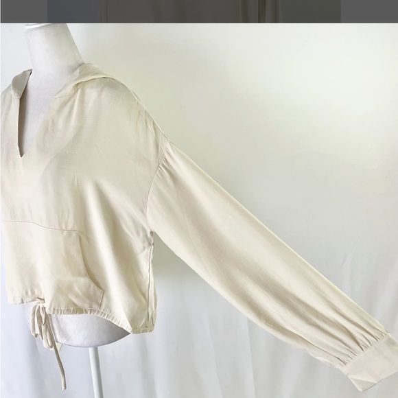 NWT Urban Outfitters Lumière V-Neck Hooded Top Drawstring Hem Cream Size Large - Picture 10 of 10